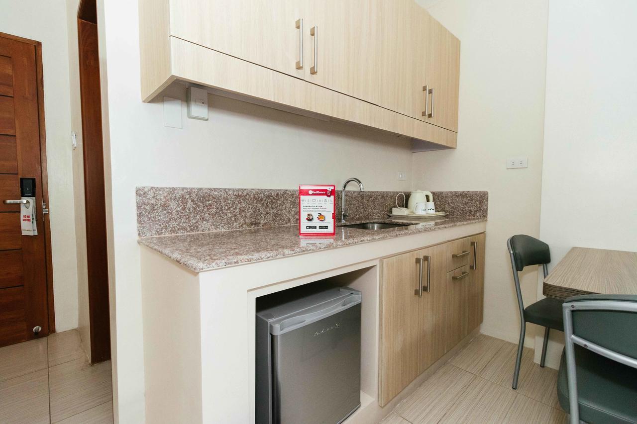 Отель Reddoorz Premium @ Sampaloc Makati Макати Экстерьер фото