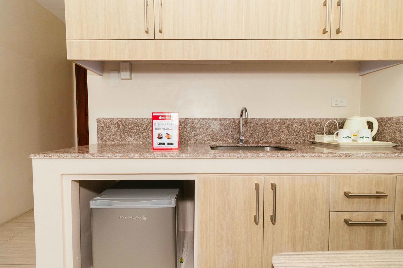 Отель Reddoorz Premium @ Sampaloc Makati Макати Экстерьер фото