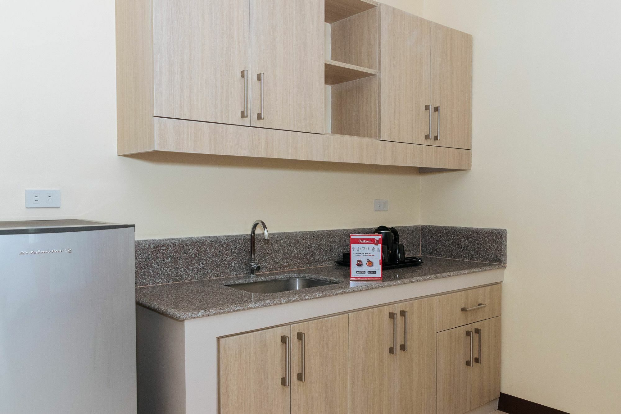 Отель Reddoorz Premium @ Sampaloc Makati Макати Экстерьер фото