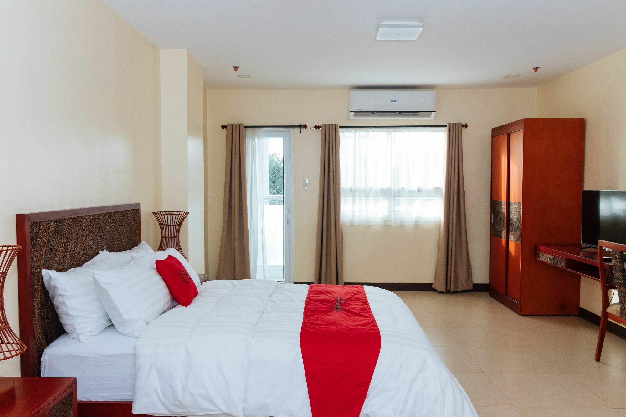 Отель Reddoorz Premium @ Sampaloc Makati Макати Экстерьер фото