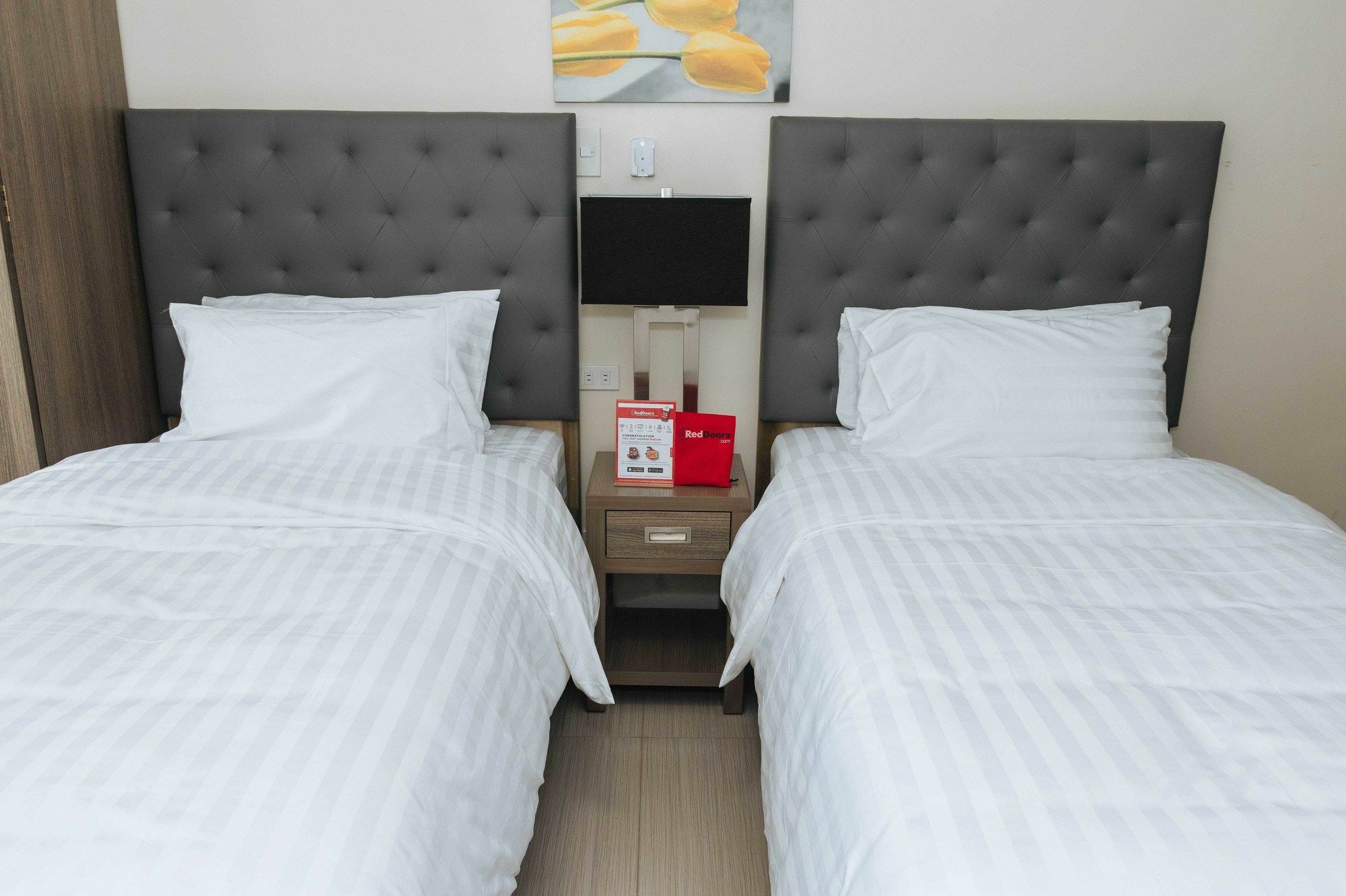 Отель Reddoorz Premium @ Sampaloc Makati Макати Экстерьер фото