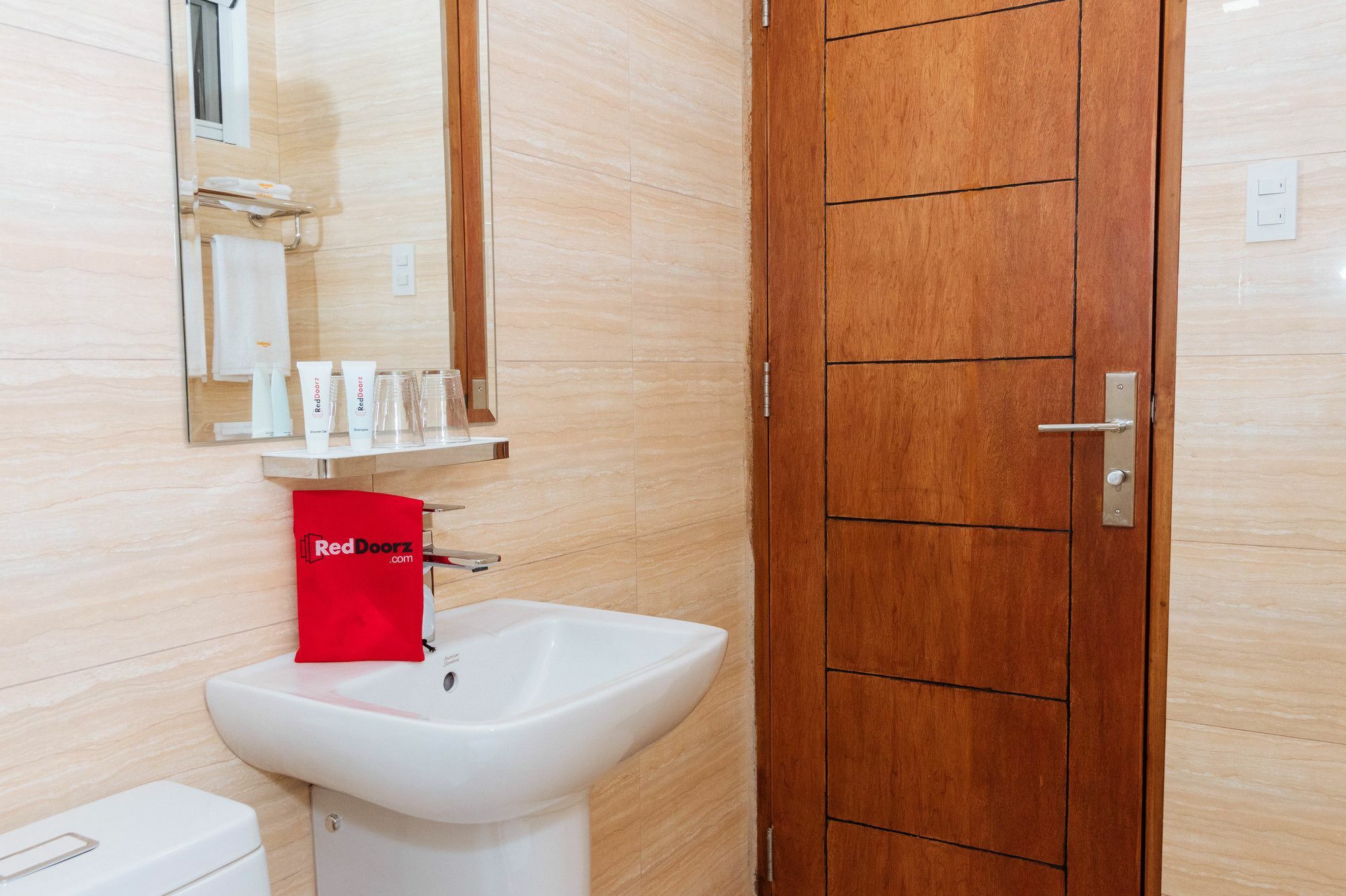Отель Reddoorz Premium @ Sampaloc Makati Макати Экстерьер фото